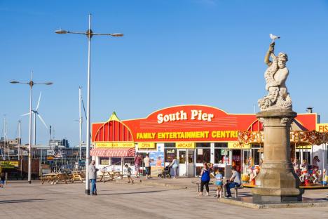 R150XY Lowestofts South Pier and Triton statue The South Pier Family Entertainment Centre Lowestoft seafront Lowestoft Suffolk England UK GB Europe
