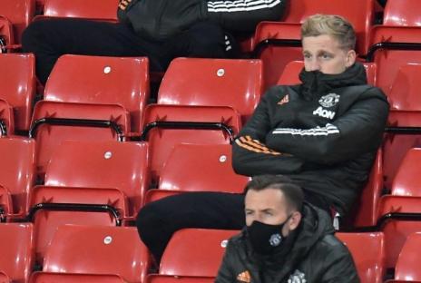 2DN69K8 Manchester United goalkeeper David de Gea and Donny van de Beek sit on the bench during the Premier League match at Bramall Lane, Sheffield.
