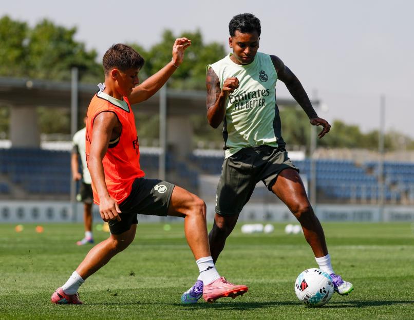Rodrygo Goes and Arda Güler of Real Madrid during soccer training.