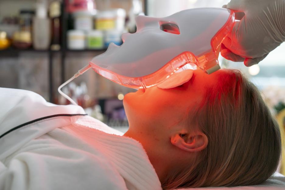 Led-mask-regenerative-treatment-applied-1014915524