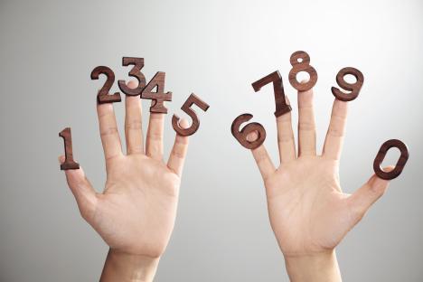 Two hands displaying the numbers 0-9 on their fingers.