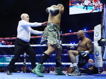 Fabio Wardley knocks out Frazer Clarke in a British Heavyweight title fight.