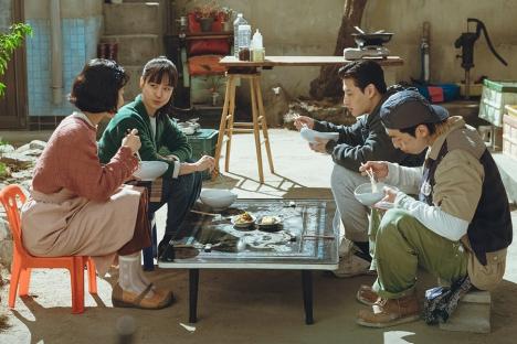 Yoo Su Bin Unexpectedly Shares A Meal With Kang Ha Neul, Go Min Si, And Kim Shin Rok In “Tastefully Yours”