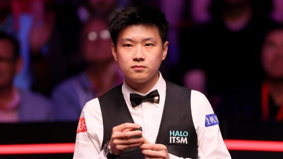 What does Zhao Xintong have on his bow tie at World Snooker Championship?