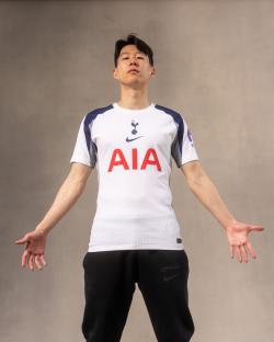 Son Heung-min in the Tottenham Hotspur 2025-26 home kit.