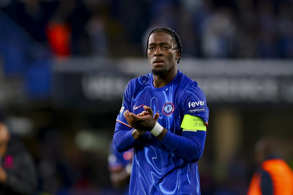 Chelsea FC player Axel Disasi clapping.