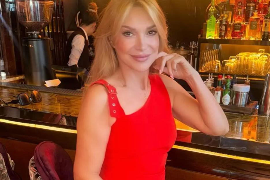 Lizzie Cundy wows as she shows off legs in glam red dress on night out – as bestie Ruth Langsford begs to join her