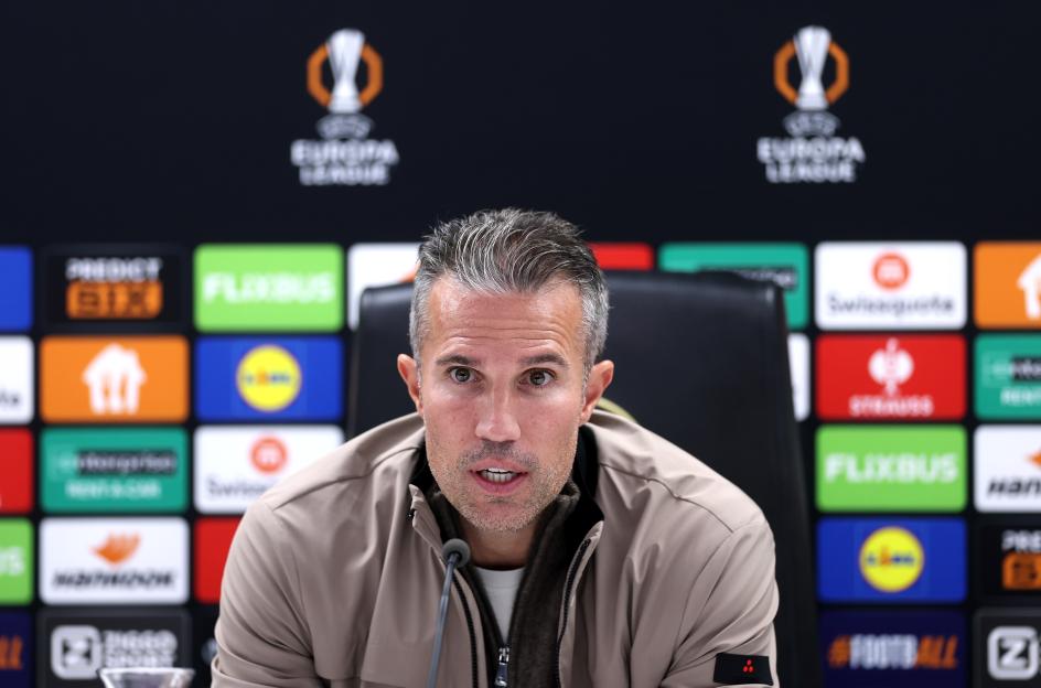 Robin van Persie Shares Referee's Half-Time Apology for Mistake During Aston Villa vs. Feyenoord Match