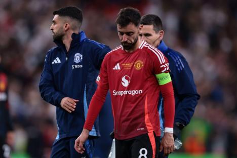 Alamy Live News. 3BD0CXT Bilbao, Spain. 21st May, 2025. Bruno Fernandes of Manchester United FC reacts to the 1-0 defeat following the Tottenham Hotspur vs Manchester United UEFA Europa League Final match at San Mames, Bilbao. Picture credit should read: Jonathan Moscrop/Sportimage Credit: Sportimage Ltd/Alamy Live News This is an Alamy Live News image and may not be part of your current Alamy deal . If you are unsure, please contact our sales team to check.