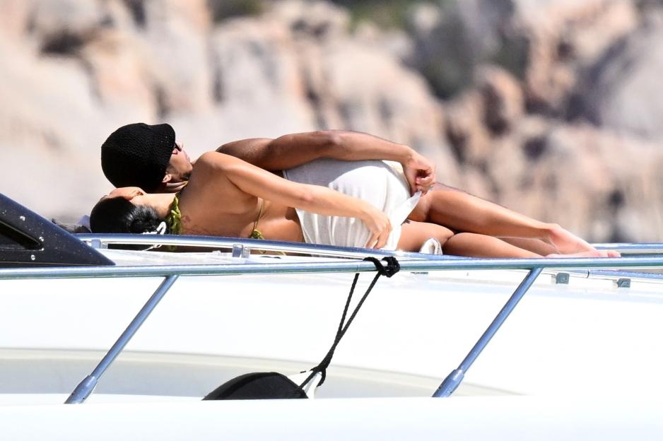 Jude Bellingham and his girlfriend cuddling on a yacht.