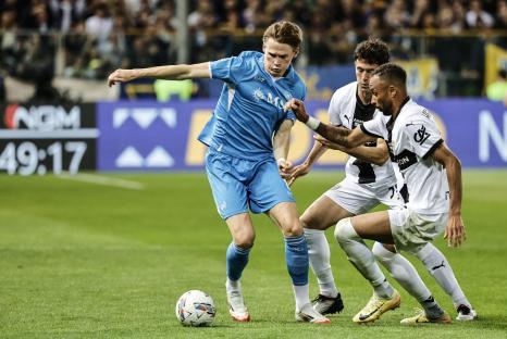 Scott McTominay of Napoli dribbling the ball during a soccer match.
