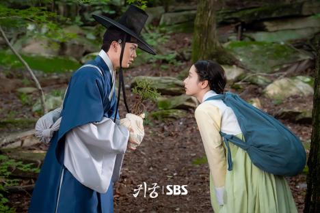 &#8220;The Haunted Palace&#8221; Stars Yook Sungjae And Kim Ji Yeon Charm Fans With Adorable Behind-The-Scenes Photos 6