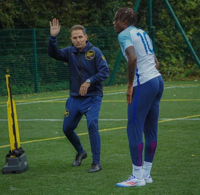 Saul Isaksson-Hurst coaching Noni Madueke.