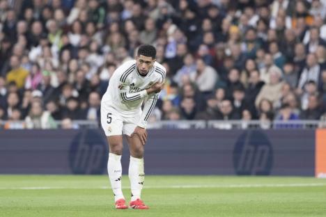 Jude Bellingham of Real Madrid injures his shoulder during the La Liga 2024/25 match between Real Madrid and Las Palmas at Santiago Bernabeu Stadium in Madrid, Spain, on January 19. (Photo by Guillermo Martinez)