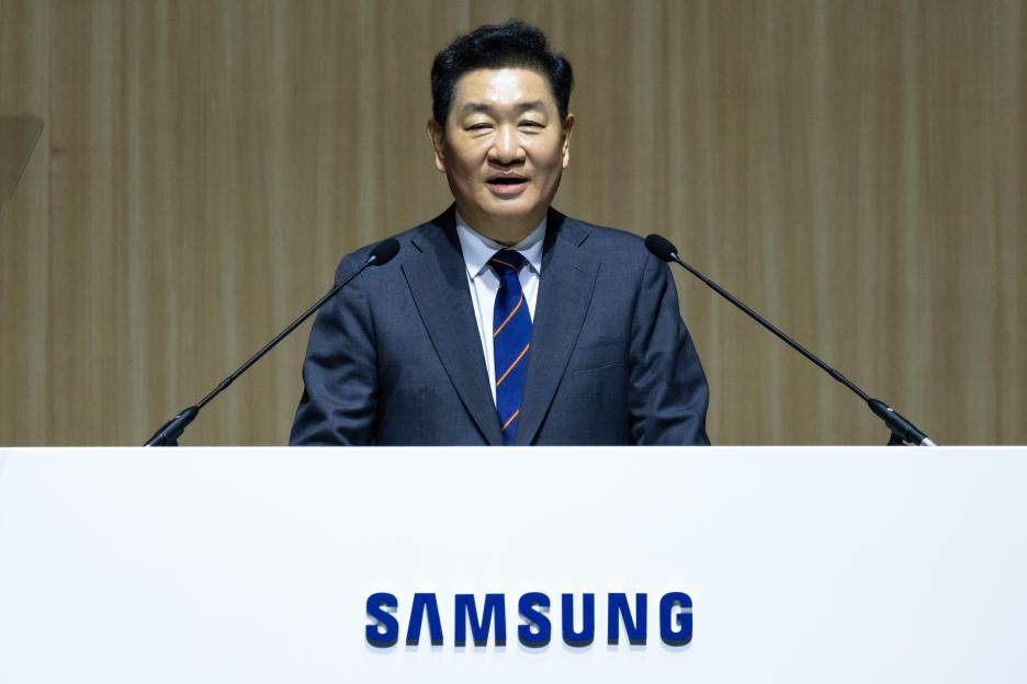 Han Jong-hee, Samsung Electronics Vice Chairman, speaking at a company meeting.
