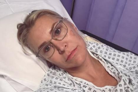 Noughties pop star rushed to A&E as she shares worrying photo from hospital bed