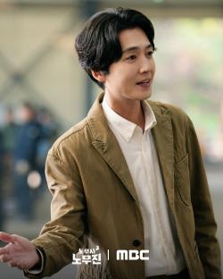 Jung Kyung Ho Is A Labor Attorney Who Can See Ghosts In New Drama “Oh My Ghost Clients” 3