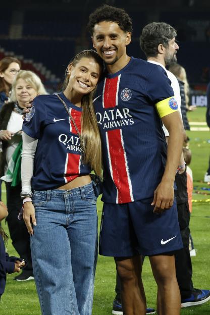 Marquinhos and his wife, Carol Cabrino, celebrate the Ligue 1 trophy.