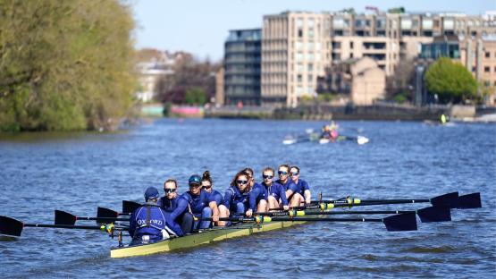 How many times have boats sunk during the Oxford vs Cambridge Boat Race and what happens if BOTH boats sink?