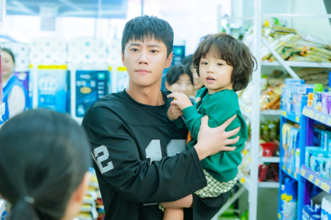 Lee Jun Young Unexpectedly Faces A Child Calling Him Dad In “Pump Up The Healthy Love”