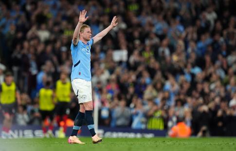 Kevin De Bruyne waving to the crowd.