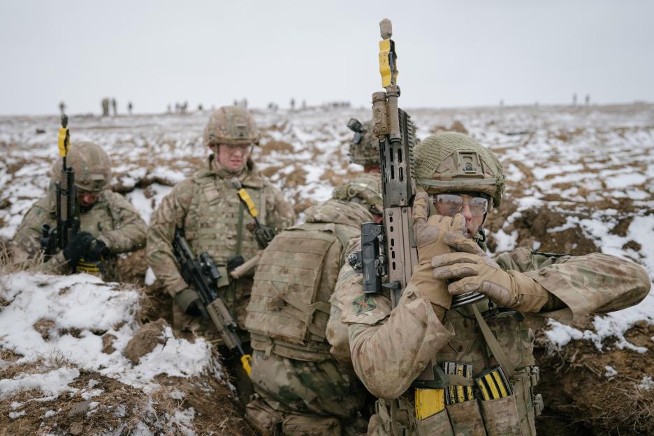 SMARDAN, ROMANIA - FEBRUARY 17: A British soldier reloads his gun on February 17, 2025 in Smardan, Romania. The UK's 1st Division is commanding land forces during Exercise Steadfast Dart, as NATO Allied Reaction Force (ARF) training continues in Romania. The ARF was established in July 2024 amid a restructuring of the Alliance's high-readiness forces, with the capability of rapidly reinforcing NATO's eastern flank. The exercise includes 10,000 service personnel from nine nations, carried out across Romania, Greece, and Bulgaria during January and February. Steadfast Dart marks the first full-scale operational deployment of ARF, and this week coincides with the third anniversary of Russia's large-scale invasion of Ukraine in 2022. (Photo by Andrei Pungovschi/Getty Images) *** BESTPIX ***