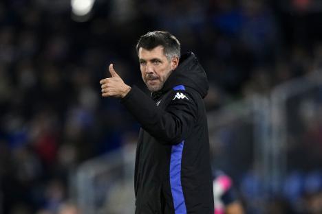 Paulo Pezzolano, head coach of Real Valladolid, giving a thumbs up.