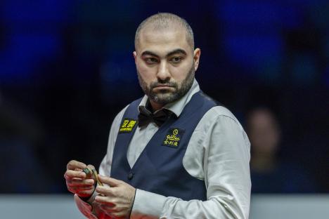 Hossein Vafaei chalking his cue.