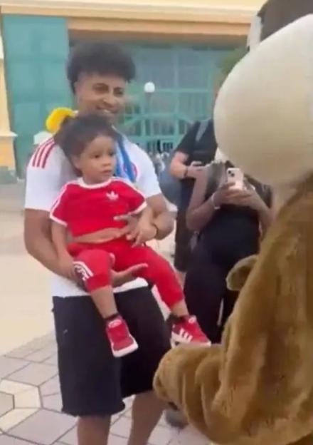 Raphinha's son being ignored by a Disneyland Paris mascot.