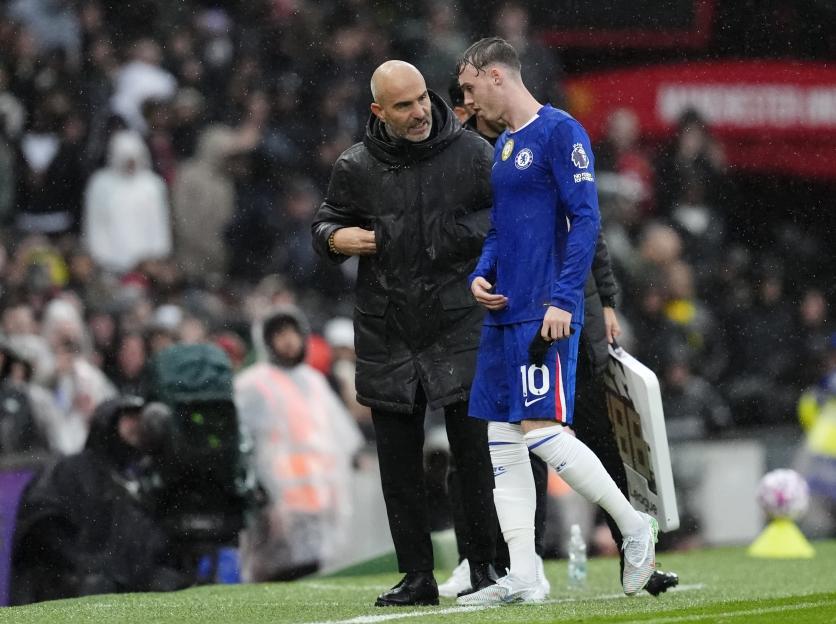 Chelsea manager Enzo Maresca speaks with Chelsea's Cole Palmer after he came off with an injury.