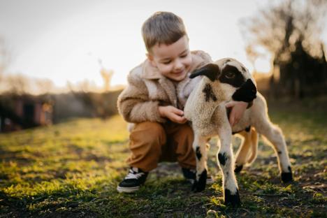 Health warning issued to families visiting farms this spring – risk ‘nasty parasite’ say officials