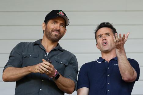 Ryan Reynolds and Rob McElhenney tracking EFL cult hero’s contract situation with Sheffield Wednesday in dire straits