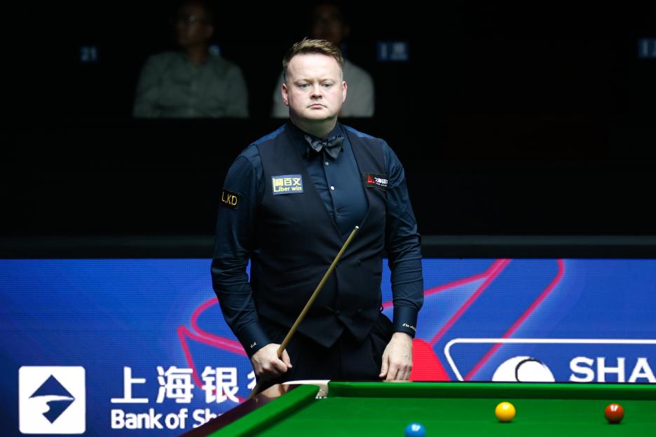 Shaun Murphy of England playing snooker.