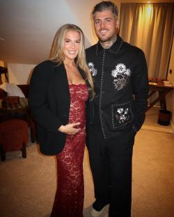 Pregnant reality star and her partner pose for a photo.