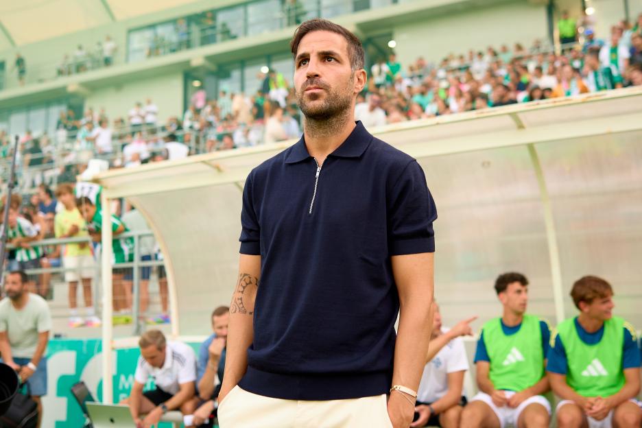 Cesc Fabregas, manager of Como 1907, at a soccer match.