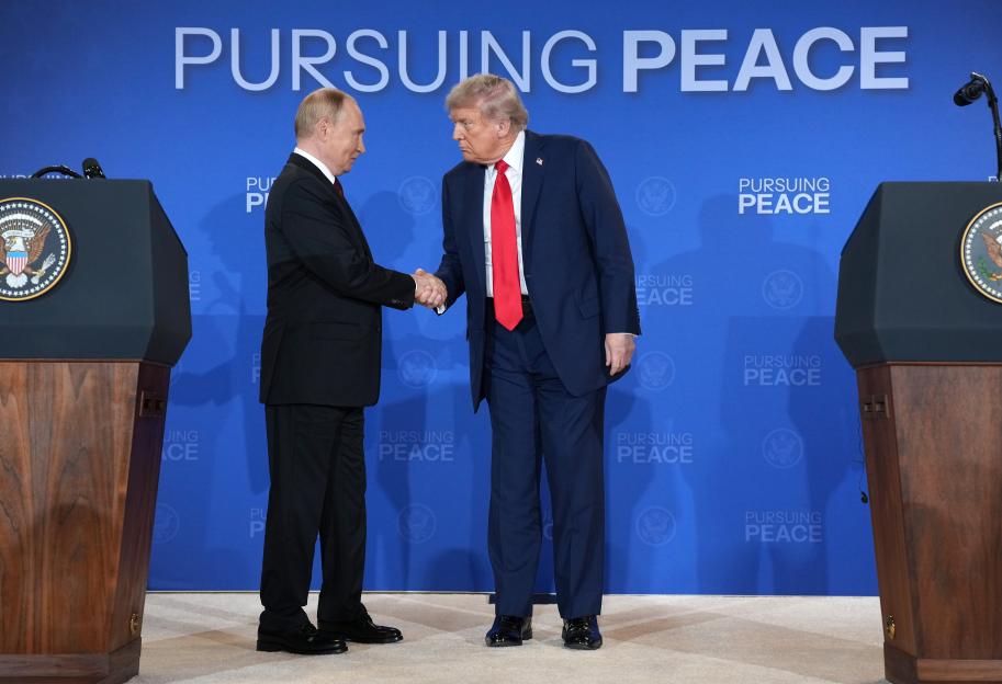 Presidents Trump and Putin shaking hands at a press conference.