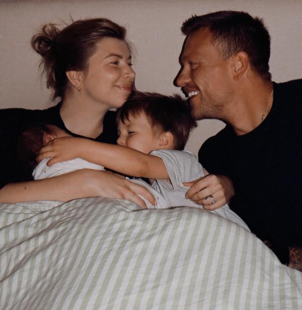 Olivia and Alex Bowen with their two children, a toddler and a newborn.