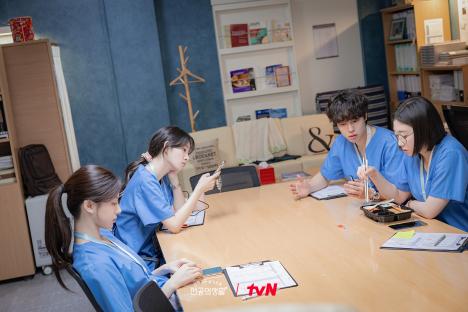 Go Youn Jung, Shin Si Ah, Kang You Seok, And Han Ye Ji Grow Closer Through Chaos And Comfort In “Resident Playbook” 6