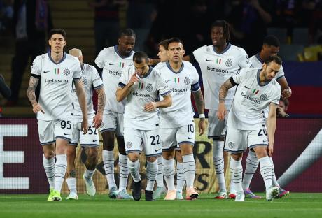Inter Milan players celebrating a goal.