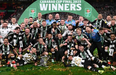 Newcastle United team celebrating Carabao Cup victory.
