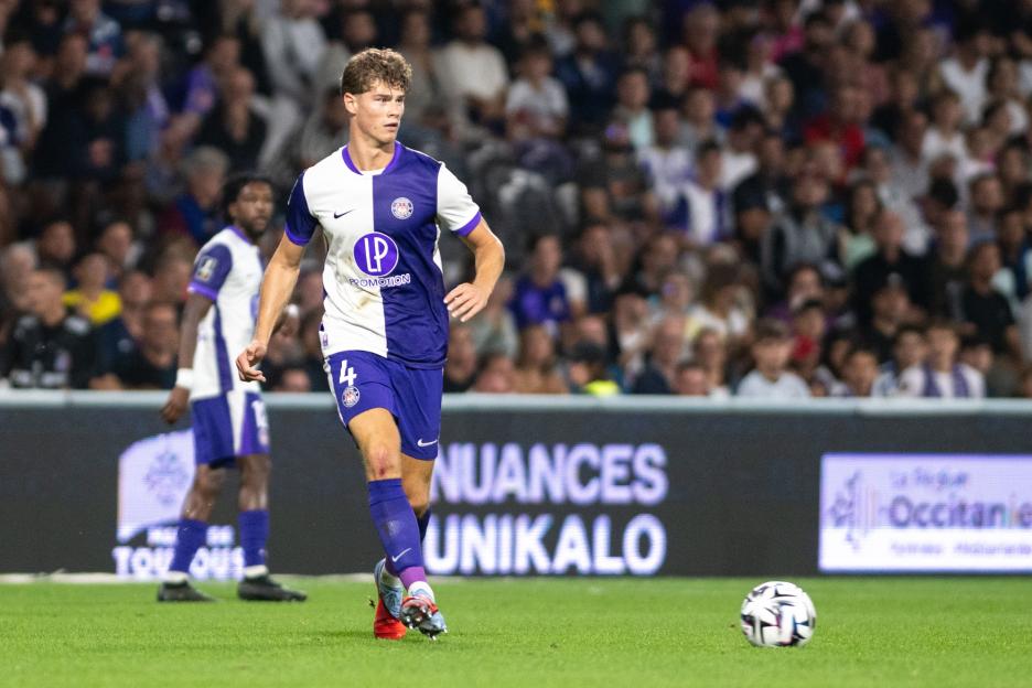 Charlie Cresswell of Toulouse FC playing soccer.