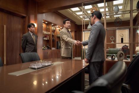 Lee Je Hoon, Yoo Hae Jin, Son Hyun Joo, And More Navigate A Financial Crisis In New Film &#8220;Big Deal&#8221; 4