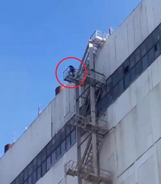 Workers in Putin's Russia Threaten Mass Suicide Over Unpaid Wages as Strikers Take to Roofs