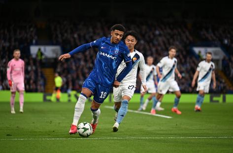 Jadon Sancho of Chelsea dribbling the ball during a soccer match.