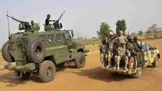 Niger-Delta: Nigerian troops arrest 39 suspected oil thieves, smash illegal refining sites