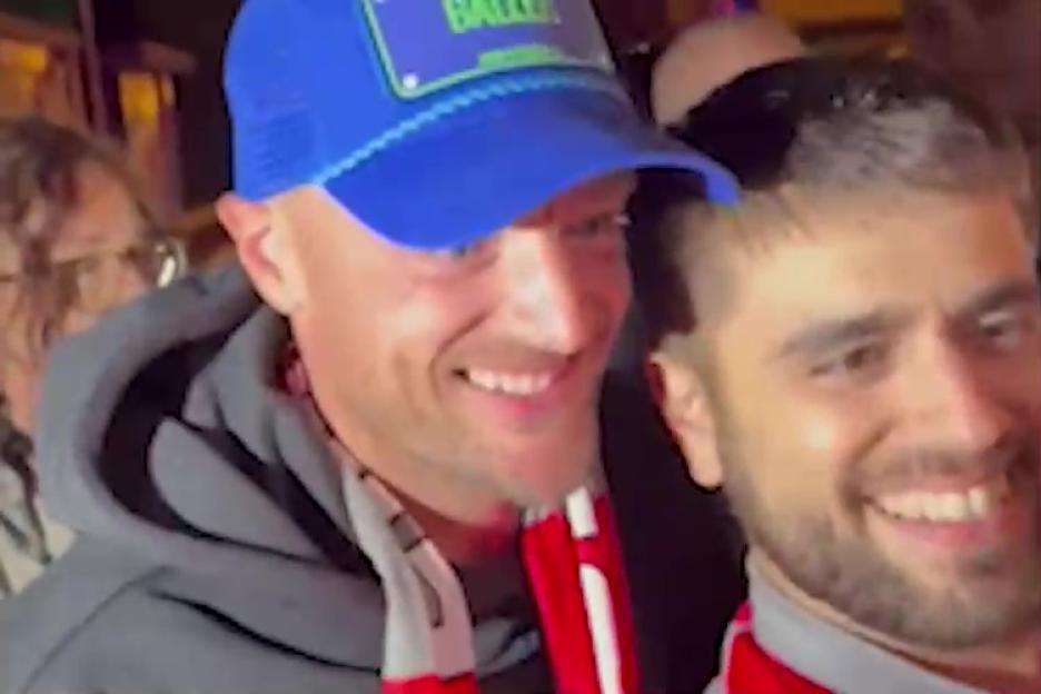Jamie Vardy mobbed by excited Italian fans.
