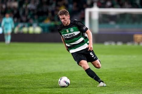 Viktor Gyokeres, Sporting CP forward, playing soccer.