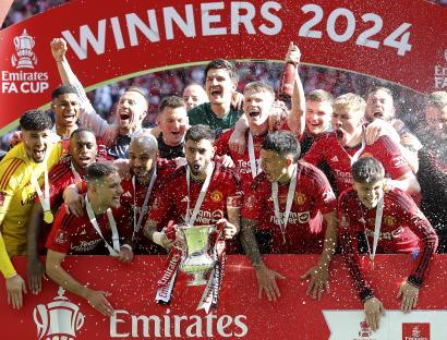 Manchester United players celebrating their Emirates FA Cup victory.