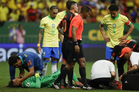 epa11977489 Alisson Becker (L) of Brazil and Davinson Sanchez of Colombia are being attended to after a head collision during the FIFA World Cup 2026 qualifiers soccer match between Brazil and Colombia at the Arena BRB Mane Garrincha stadium in Brasilia, Brasil, 20 March 2025. EPA/ANDRE COELHO