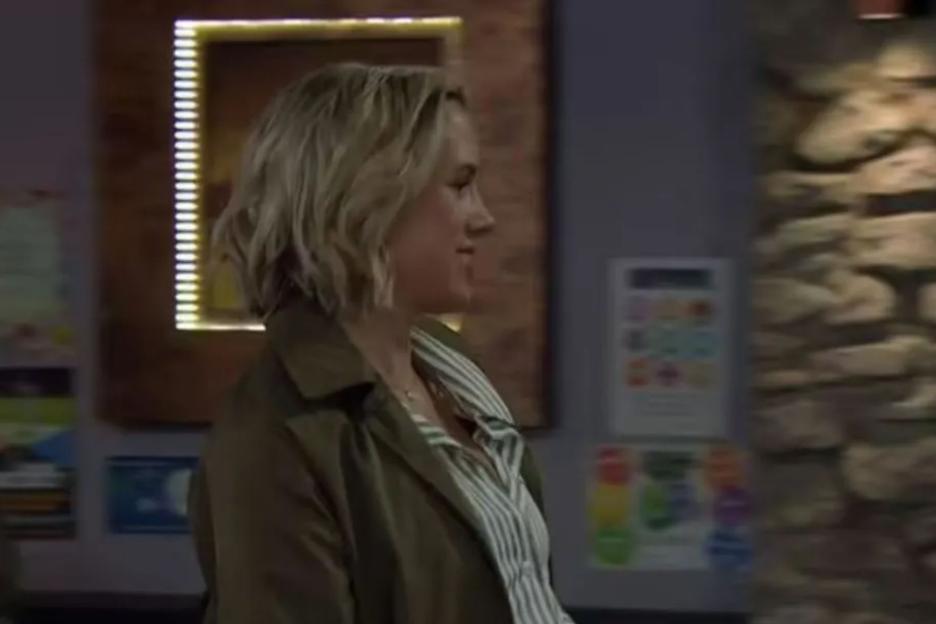 Emmerdale fans distracted by glaring baby bump blunder as actress fails to hide her real-life pregnancy